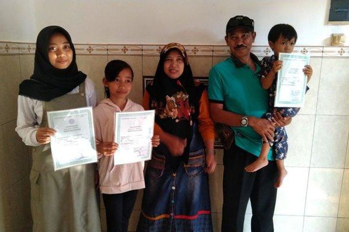 Kepala Dusun Kaliwungu, Mashuri (52) memberikan nama unik untuk ketiga anaknya, yakni Xenia Widad (17), Xerena Jonathan (21), dan Xavi Pajero Joys  (Tribun Jateng/ Raka F Pujangga)