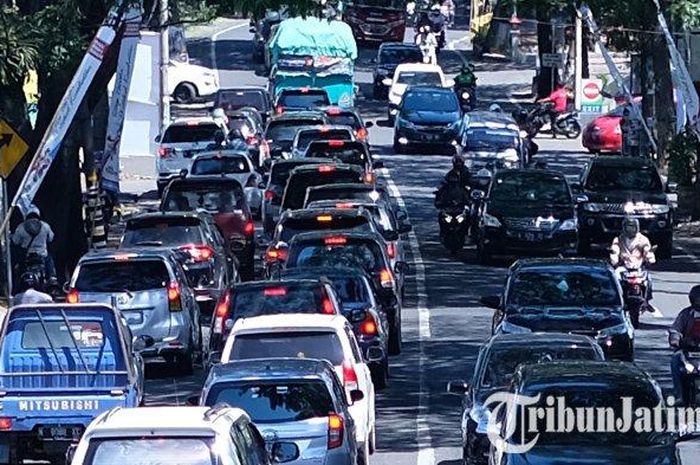 kepadatan kendaraan terjadi di Jalan Ir Sukarno, Kota Batu, pada akhir pekan. 