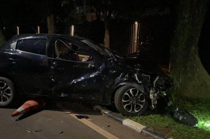 Mazda 2 ringsek setelah menabrak motor yang dikendarai anggota TNI