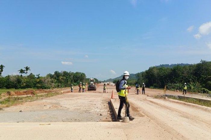 Pembangunan ruas jalan tol Padang-Sicincin masih terus berjalan, Sabtu (13/03/2021).