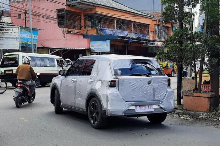 Daihatsu Rocky tepergok uji jalan di Lembang, Bandung, Jawa Barat