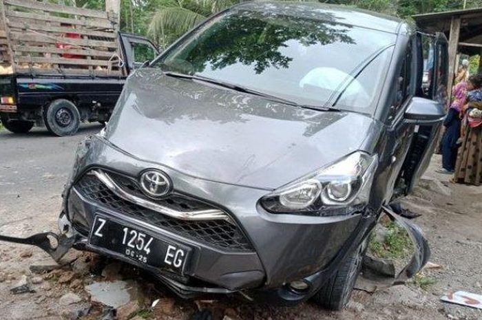 Toyota Sienta teriris separuh disambar Mitsubishi Colt T120SS di jalan raya Cijulang, esa Margacinta, Cijulang, Kabupaten Pangandaran, Jawa Barat, (14/3/21).