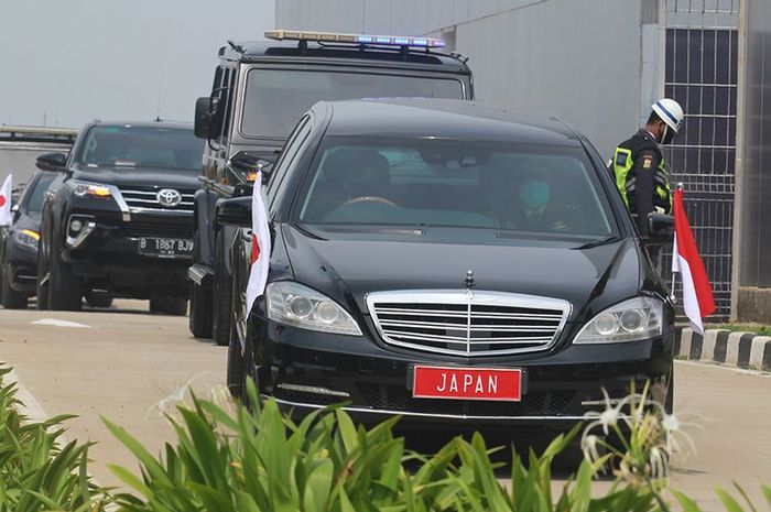 Iring-iringan kendaraan yang ditumpangi Perdana Menteri Jepang Yoshihide Suga bersama Madam Suga Mariko bersiap meninggalkan Terminal VVIP setibanya dari Vietnam di Bandara Soekarno Hatta, Tangerang, Banten, Selasa (20/10/2020). PM Jepang melakukan lawatan kenegaraan ke Indonesia dalam rangka mening