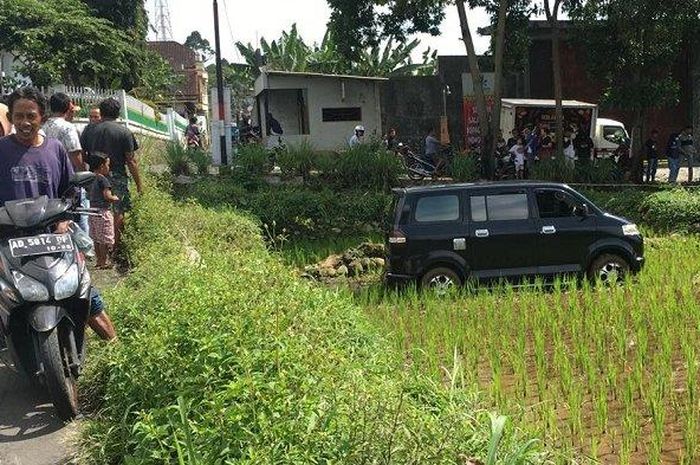 Suzuki APV berendam di sawah warga dusun Bakalan, desa Harjosari, Karangpandan, Karanganyar, Jawa Tengah, (15/3/21).
