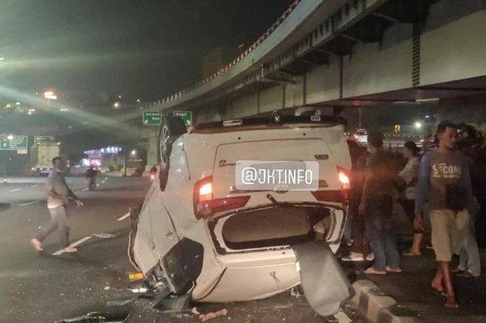 Sebuah Toyota Calya terguling di dekat perempatan Tomang. 