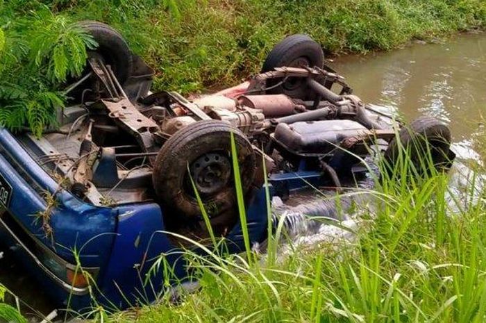 Mitsubishi Colt T120SS telentang di sungai akibat pengemudi merem melek saat hindari lubang jalan di Lubuk Linggau, Sumatera Selatan, (14/3/21)