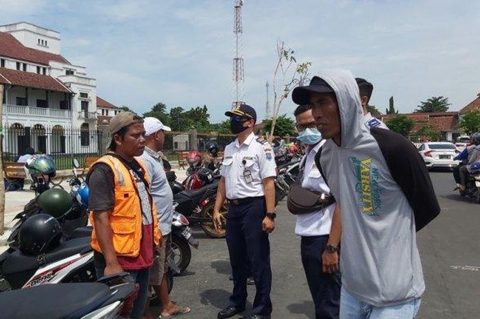 Dishub Kota Tegal menegur para juru parkir di kawasan Jalan Pancasila Kota Tegal