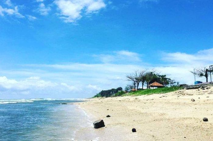 keindahan lokasi OtoTraveling Pantai Sayang Heulang