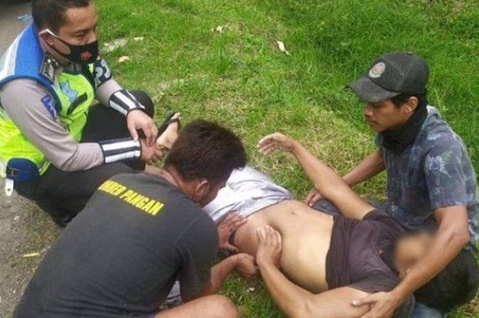 Petugas Patroli Jalan Raya (PJR) Tol Jakarta-Cikampek menolong sopir truk boks y