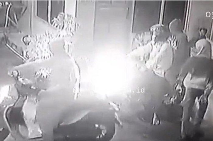 Video viral rekaman CCTV detik-detik aksi perampasan ponsel di Tambora, Jakarta Barat.