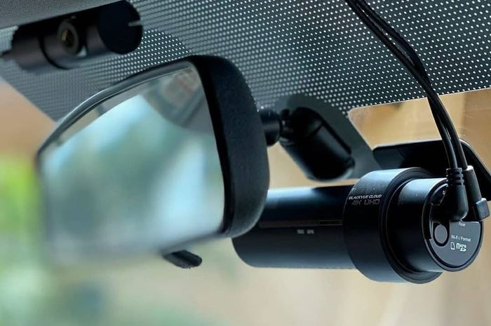 Ilustrasi dashcam keluaran BlackVue terpasang di kaca depan di balik spion  