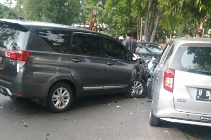 Tabrakan beruntun Kijang Innova Dua Unit, Sigra, L300, GO+ Panca, Supra X dan Blade di Jl Dr Sutomo, kota Semarang, (16/3/21)