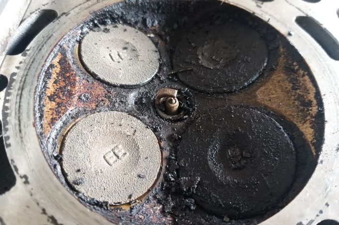 Kerak karbon di ruang bakar