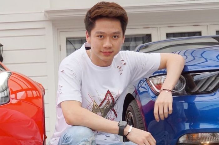 Kevin Sanjaya berpose dengan Ford Mustang GT 5.0 miliknya.