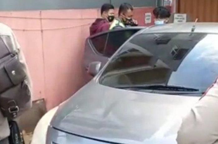 Nissan Almera digerebek warga karena di dalam kabin terdapat dua sejoli remaja tanpa busana di Jl Sultan Haji, Labuhan Ratu, Bandar Lampung