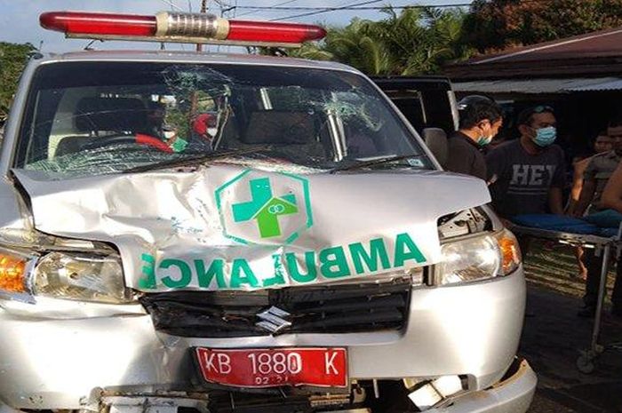Suzuki APV ambulans Puskesmas Sanggau Ledo ringsek tabrak bus di pertigaan dusun Lesabela, Ledo, Bengkayang, Kalimantan Barat