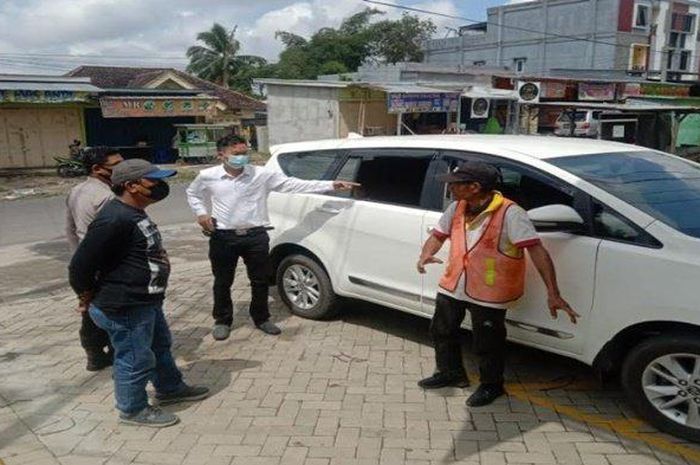 Toyota Kijang Innova milik Kepala Sekolah SMA Negeri 1 Prabumulih, Sumatera Selatan yang menjadi korban bobol kaca hingga dana BOS Rp 107 juta lenyap