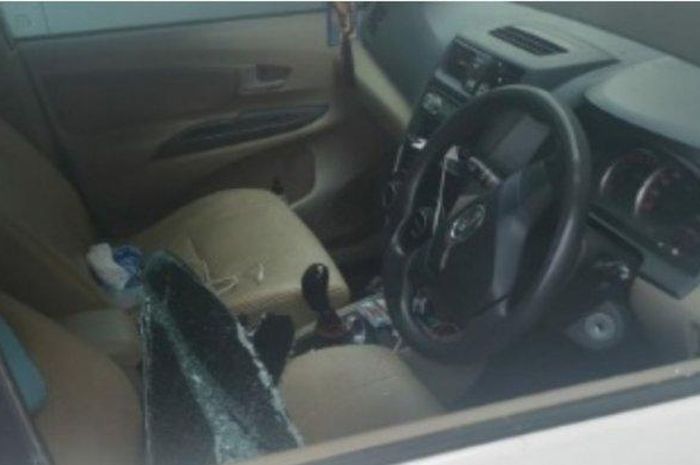 Kondisi kabin Daihatsu Xenia usai disusupi bandit modus pecah kaca yang menggondol uang tunai Rp 125 juta di parkiran PT Persero Pelabuhan Batu Ampar, Batam