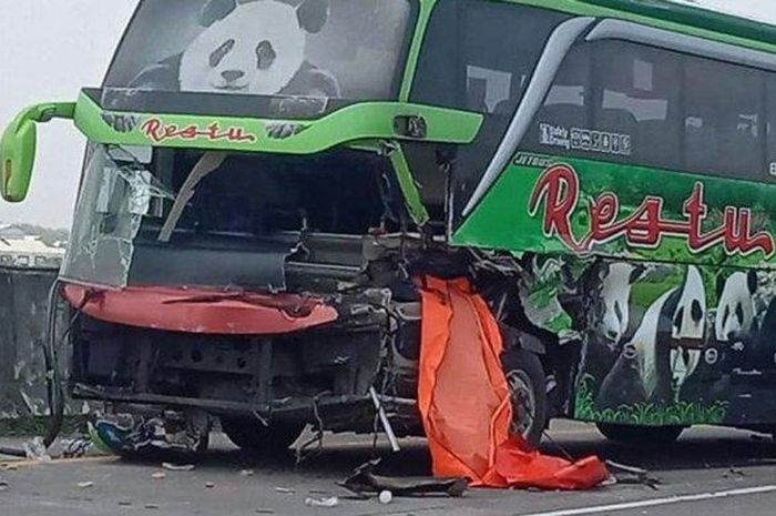 Kecelakaan Bus Restu dan truk tronton di Tol Surabaya Mojokerto 
