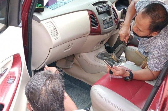 Polisi olah TKP di kabin Toyota Kijang Innova milik ayah Wakil Bupati Kulon Progo yang dibobol maling dengan barang hilang berupa uang Rp 38 juta di laci dasbor