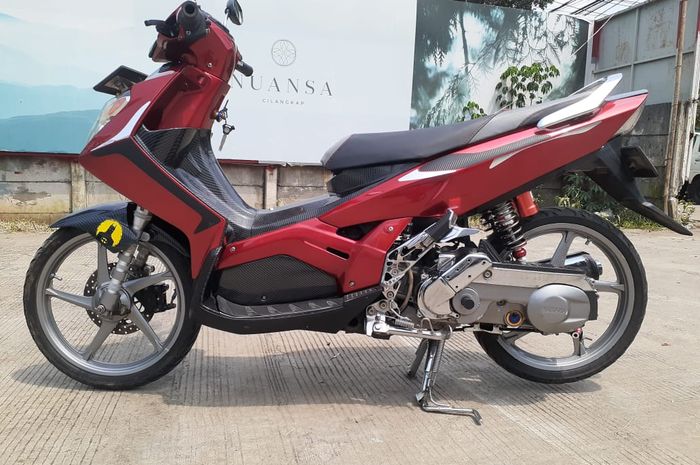 Kaki-kaki Yamaha Nouvo Z stylish, simpel berlapis aksen krom dikombo karbon kevlar.