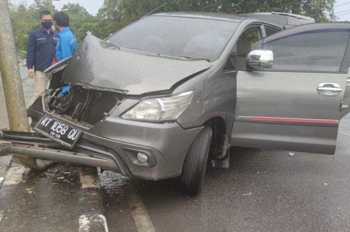 Toyota Kijang Innova hajar tiang listrik di jalan raya pupuk, Bontang Utara, Kalimantan Timur
