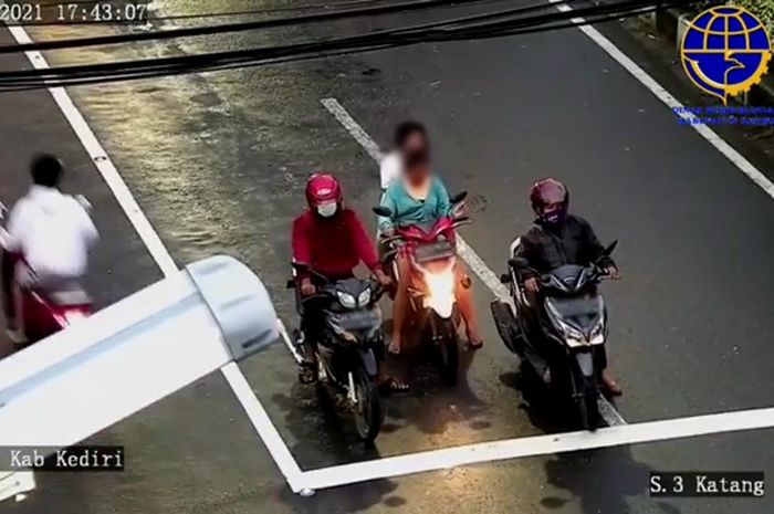 Pengendara Honda BeAT yang melanggar sejumlah aturan lalu lintas.