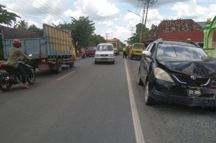 Toyota Kijang Innova tumbuk angkot berhenti di Sakatiga, Indralaya, Ogan Ilir, Sumatera Selatan saat perjalanan darurat bawa korban kecelakaan