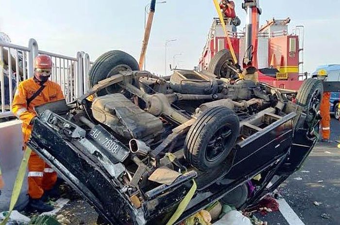 Evakuasi mobil pikap terbalik seusia ditabrak dari belakang oleh mobil lain di Jembatan Suramadu, Jumat (19/3/2021).  