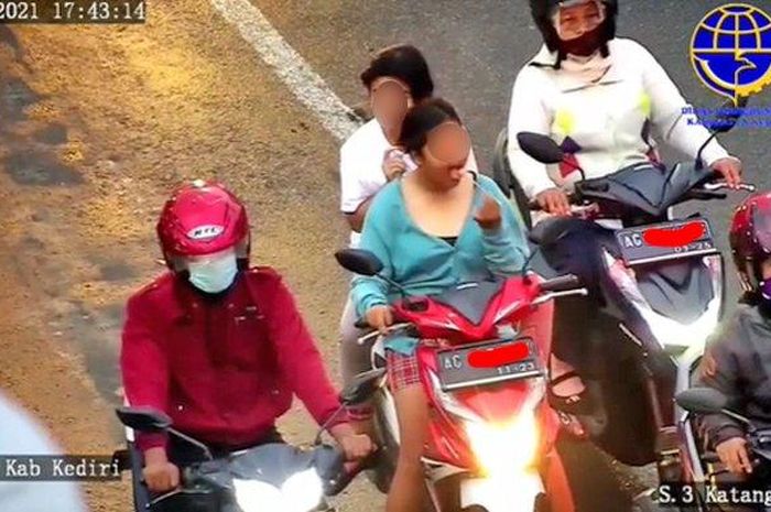 Dua wanita boncengan motor tanpa helm dan masker, diingatkan malah terobos lampu merah