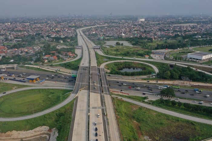 Tol Serpong-Cinere menjadi penghubung ruas tol Jakarta Outer Ring Road (JORR II), yang menyambung hingga Cengkareng atau mengarah ke Bandara Soetta