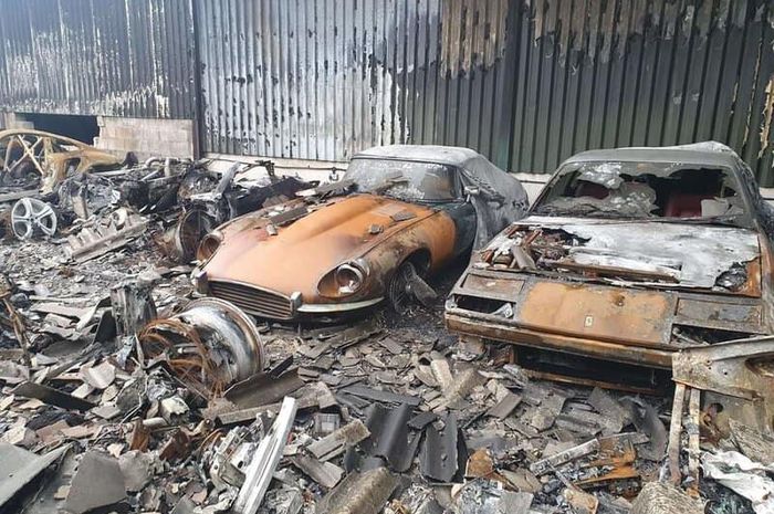 Sejumlah gudang terbakar ternyata berisi deretan supercar dan mobil klasik
