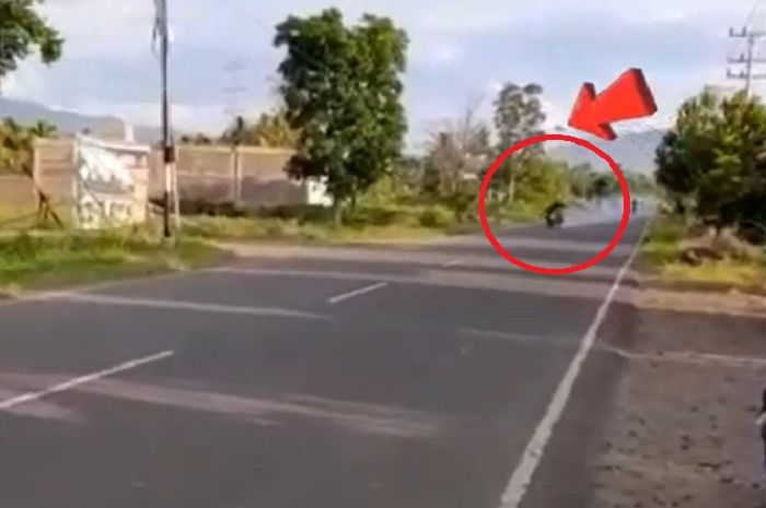 Suzuki Satria dan RX-King adu senggol hongga satu joki tewas