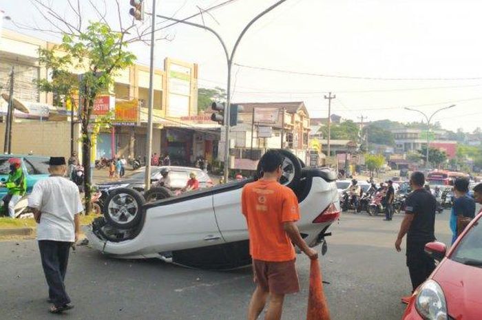 Kondisi Honda HR-V  yang terbalik setelah senggol motor dan tabrak meridian jalan