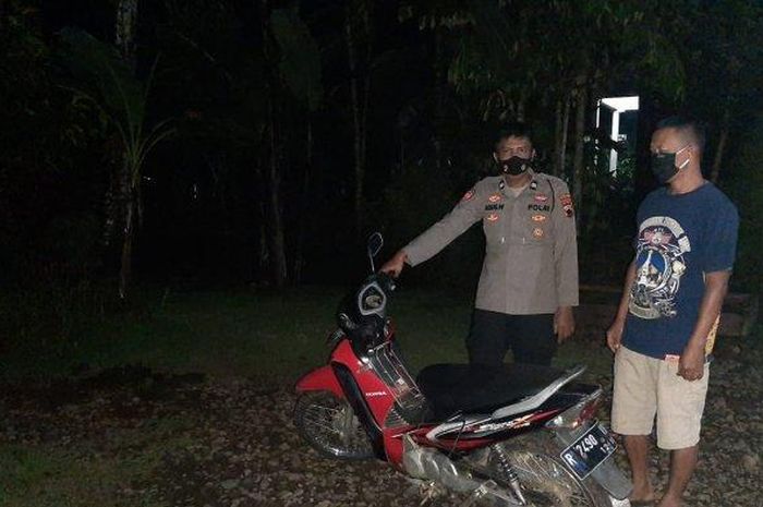 Polisi dari Polsek Kutasari saat mengamankan Honda SupraX125 misterius tanpa pemilik.