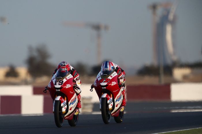 Andi Gilang dan Yuki Kunii rekan setimnya di Honda Team Asia melakukan tes Moto3 Qatar 2021