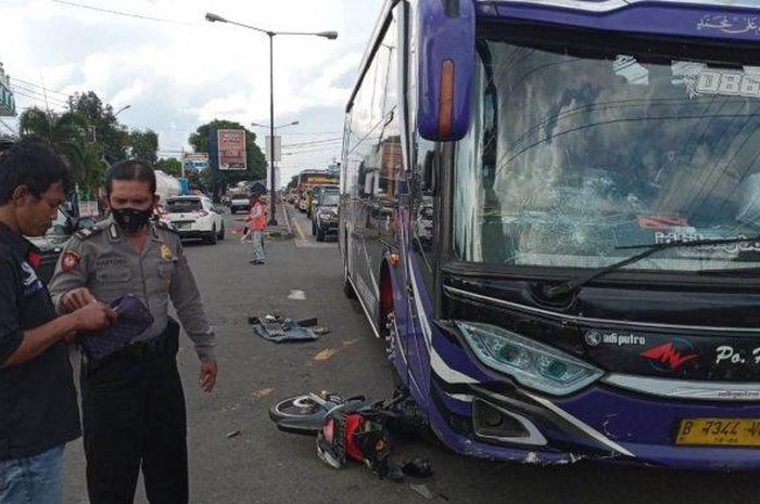 Bus PO Haryanto hajar dan seret Honda Supra X 125 di Kebakkramat, Karanganyar, Jawa Tengah