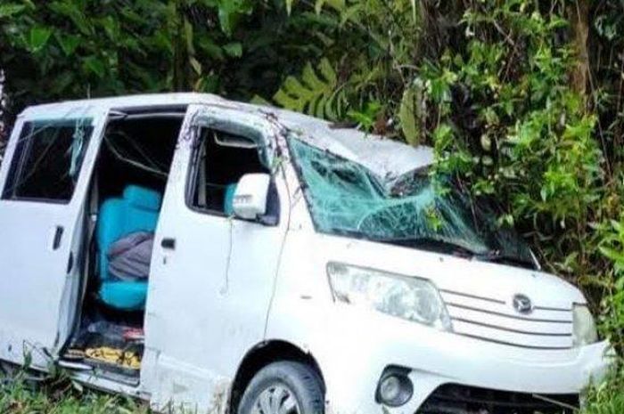 Daihatsu Luxio bonyok setelah terlibat kecelakaan tunggal