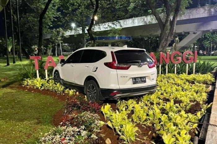 Honda CR-V nyelonong injak-injak tanaman Taman Semanggi, Jakarta Selatan