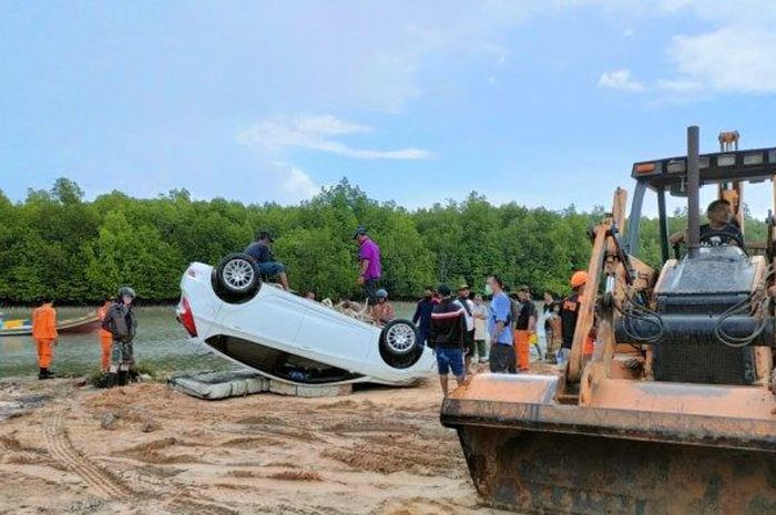 Hyundai Grand Avega tenggelam di Sungai Manggar, Belitung Timur