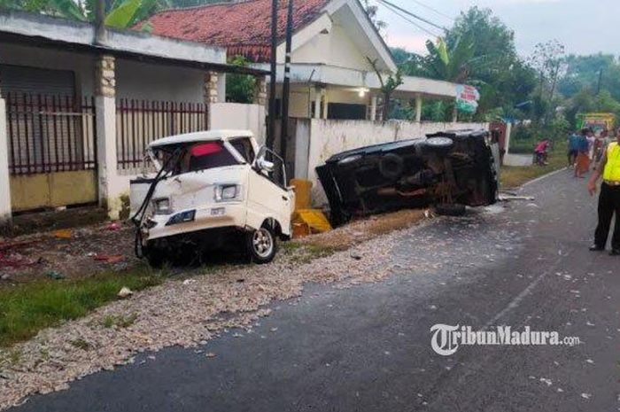 dua Suzuki Carry pikap ringsek terlibat kecelakaan beruntuk dengan truk