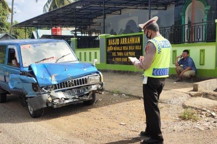 Toyota Kijang remuk hajar Honda Blade banting kanan hindari mobil berhenti di Tonra, Bone, Sulawesi Selatan