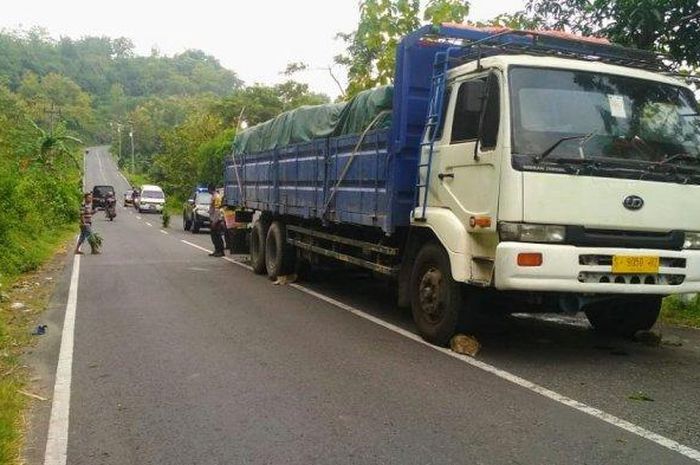 Daihatsu Luxio hujam truk parkir hingga terburai tertancap di kolong kawasan Sambirejo, Ngawen, Gunung Kidul, Yogyakarta