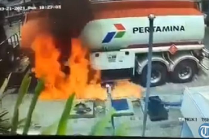 Truk tangki nyaris terbakar saat mau bongkar muatan BBM di SPBU. ( tangkapan layar Youtube Tribun Timur)