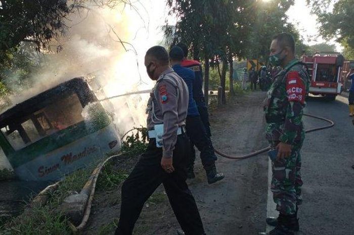 Kondisi bus yang terbakar setelah kecelakaan