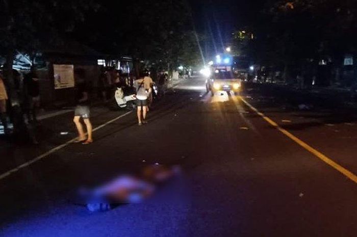 Toyota Hiace tabrak pejalan kaki seorang lansia di jalan raya Denpasar-Gilimanuk, Jl Hayam Wuruk KM 93-94, Keladian, Dauhwaru, Jembrana, Bali, sekitar pukul 01:00 WITA, (23/3/21). 