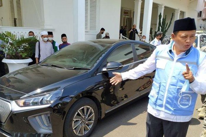 Wagub Jabar, Uu Ruzhanul Ulum atau lebih akrab disapa Kang Uu pakai Hyundai IONIQ Electric sebagai kendaraan dinasnya.