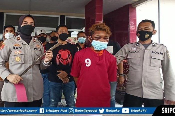 Pelaku yang babak belur dan kini diamankan petugas berikut barang bukti sajam parang