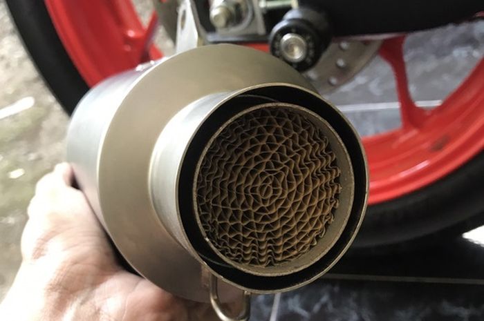 Catalytic converter tambahan terpasang  di silencer knalpot racing Leovince