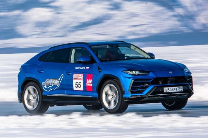 Lamborghini Urus jadi SUV tercepat di jalur es dengan kecepatan 298 Km/jam.